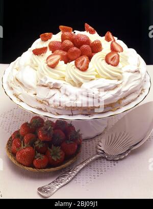 Fraise Pavlova - le dessert à base de meringue, Pavlova, est nommé d'après la ballerina russe Anna Pavlova. Le dessert aurait été créé en l'honneur de la danseuse pendant ou après l'une de ses visites en Australie et en Nouvelle-Zélande dans les années 1920. Banque D'Images