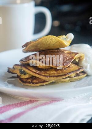 Crêpes au petit déjeuner faites avec une pâte de banane, deux œufs, et 2 cuillères à soupe de farine de sarrasin, et un bon fuil de bleuets, cuits dans un petit c Banque D'Images