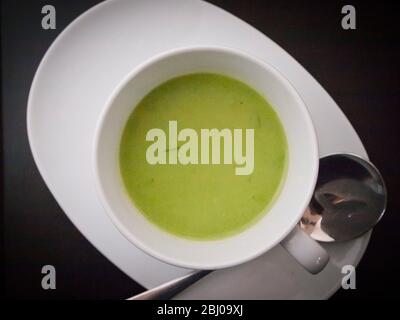 Soupe fraîche d'été fraîche et fraîche de pois congelés, de bouillon de poulet, de cumin et d'estragon Banque D'Images