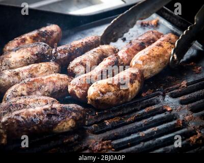 Saucisses de porc de gamme libre en étant grillées à Penshurst Farmers 'marché Banque D'Images