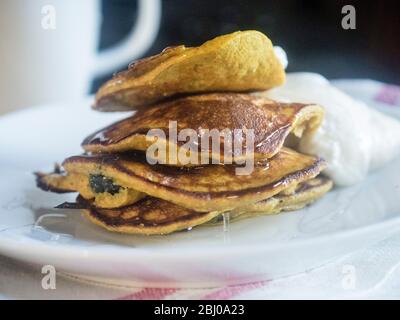 Crêpes au petit déjeuner faites avec une pâte de banane, deux œufs, et 2 cuillères à soupe de farine de sarrasin, et un bon fuil de bleuets, cuits dans un petit c Banque D'Images