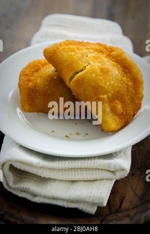 Encas portugais, empanadas de camarao, crevettes pasties sur plaque blanche - Banque D'Images