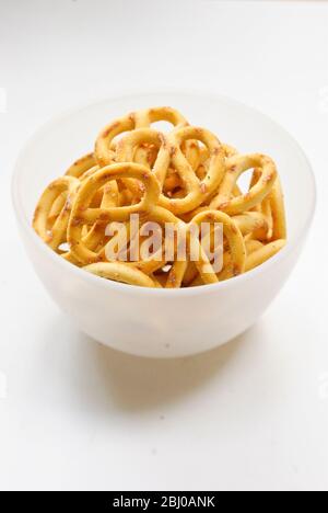 Petit bol en verre moulu de bretzels aromatisés à la crème aigre - Banque D'Images