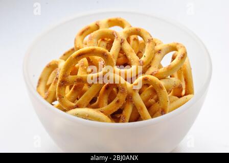 Petit bol en verre moulu de bretzels aromatisés à la crème aigre - Banque D'Images