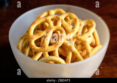 Petit bol en verre moulu de bretzels aromatisés à la crème aigre - Banque D'Images