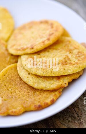 Petites crêpes faites de farine de pois chiches indiens (chana dal), sans gluten et très nutritives. - Banque D'Images