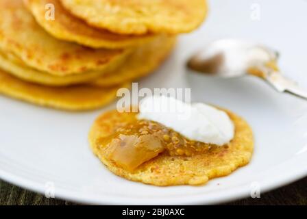 Petites crêpes faites de farine de pois chiches indiens (chana dal), sans gluten et très nutritives. Servi avec chutney de chaux et yaourt - Banque D'Images