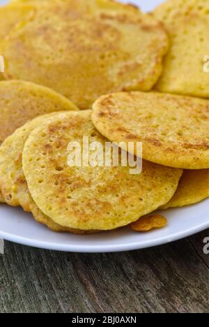 Petites crêpes faites de farine de pois chiches indiens (chana dal), sans gluten et très nutritives. - Banque D'Images