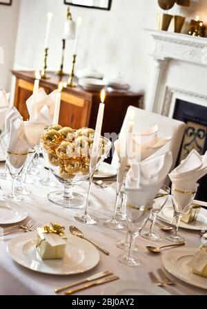 Table pour les chritmas ou une occasion spéciale comme une fête de mariage dorée dans une élégante salle à manger blanche - Banque D'Images