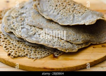 Roulés à base de farine de sarrasin, sel, huile d'olive et eau. Sans gluten. - Banque D'Images