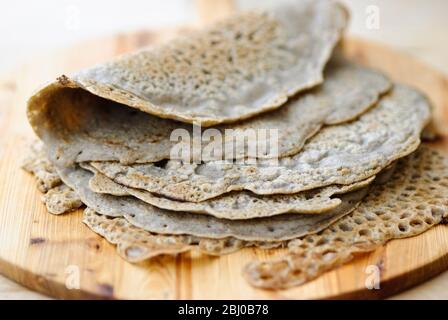 Roulés à base de farine de sarrasin, sel, huile d'olive et eau. Sans gluten. - Banque D'Images