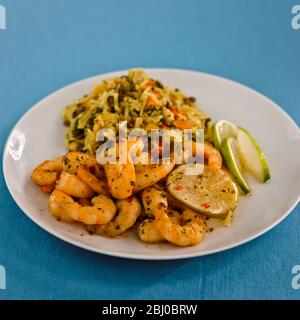 Crevettes roses sautées thaï épicées avec riz herbé - Banque D'Images