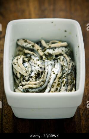 Filets d'anchois marinés au persil, à l'orange d'ail et à la marinade au citron - Banque D'Images