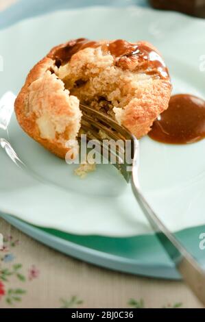 Muffin de poire et de noyer avec sauce caramel - Banque D'Images