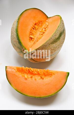 Melon de cantaloup avec section coupée sur fond blanc - Banque D'Images