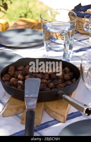 Poêle à frire de boulettes de viande suédoises sur la table à l'extérieur, sous le soleil d'été - Banque D'Images