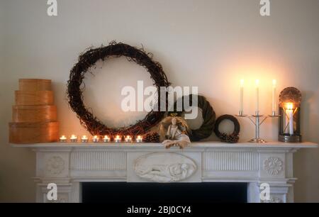 Cheminée dans un intérieur pâle avec des décorations et objets de style shaker - Banque D'Images