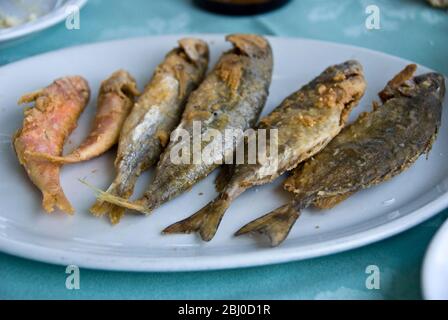 Une sélection de petits poissons frits dans une fine pâte légère dans un restaurant de fruits de mer chypriote grec à Larnaca, Southen Tyrkey - Banque D'Images