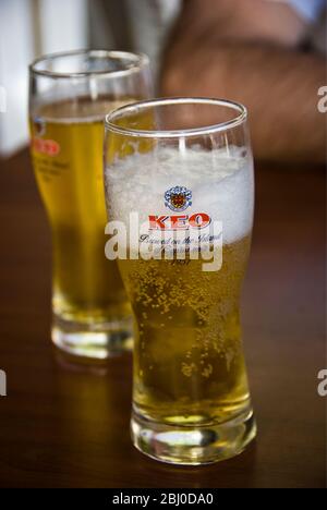 Verre de bière Keo au bar dans le sud de Chypre - Banque D'Images