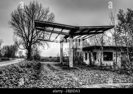 Station-service abandonnée près de Kirchdorf auf Poel Banque D'Images