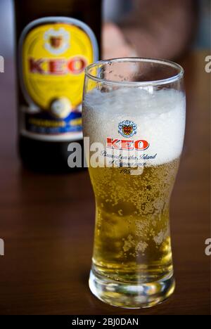 Verre de bière Keo au bar dans le sud de Chypre - Banque D'Images