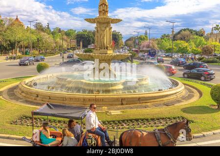 Séville, Andalousie, Espagne - 19 avril 2016 : gros plan sur la fontaine de la place Don Juan de Austria. Paysage urbain de Banque D'Images