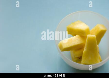 Morceaux d'ananas frais coupés de l'ensemble des fruits dans un petit bol en verre - Banque D'Images