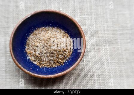 Un mélange de sel de mer et de graines de cumin grillées, écrasées, un assaisonnement populaire pour la nourriture de Morrocan. - Banque D'Images