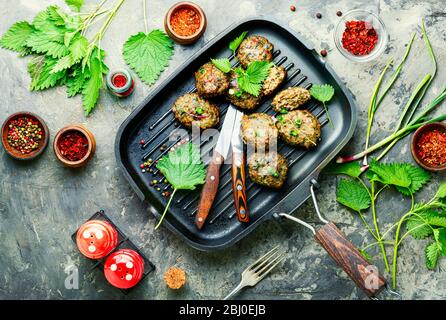 Des boulettes de viande d'ortie maison appétissantes cuites dans une poêle à gril Banque D'Images