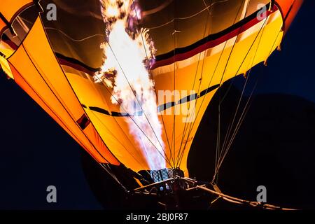 La flamme du brûleur d'un ballon d'air chaud Banque D'Images