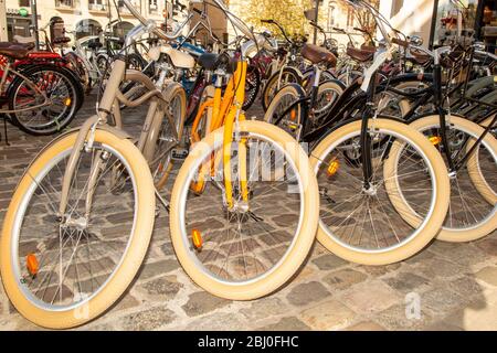 Bordeaux , Aquitaine / France - 04 15 2020 : rangée garé beaucoup de nous vélos Beach Cruiser sur le parking du centre ville Banque D'Images