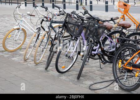 Bordeaux , Aquitaine / France - 04 15 2020 : parking vélo en ville pour la vente cycle de location Banque D'Images