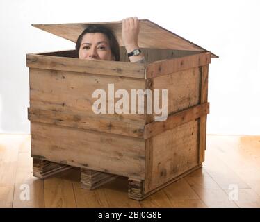 Femme dans une caisse en bois Banque D'Images