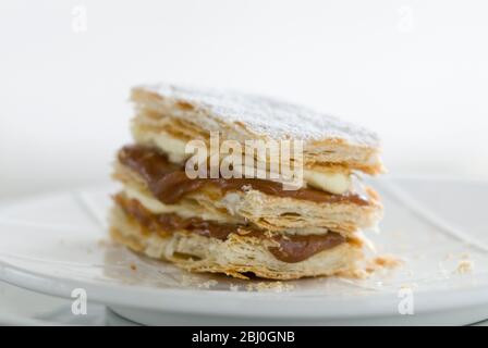 Pâte à feuilles de crème glacée à couches avec crème fouettée et crème de leche. - Banque D'Images