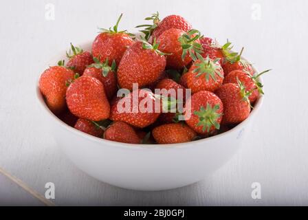 Bol rempli de fraises rouges mûres. Banque D'Images