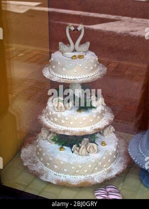 Gâteau anniversaire de mariage dans la vitrine de magasin à Haga, Göteborg, Suède - Banque D'Images