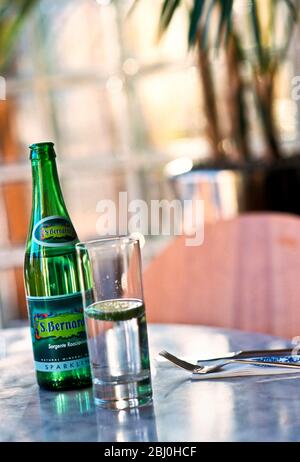 Bouteille d'eau gazeuse italienne sur table en marbre au restaurant - Banque D'Images