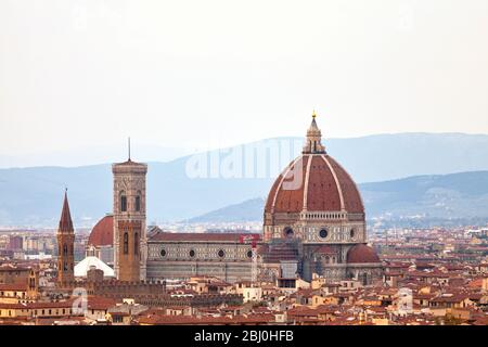 Vue aérienne de la cathédrale de Florence, officiellement la cathédrale de Santa Maria del Fiore (en anglais : cathédrale Saint Marie de la fleur). Banque D'Images