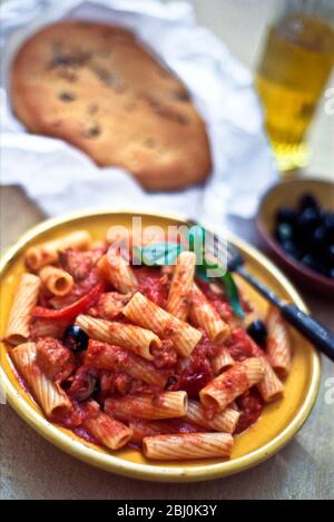 Formes de pâtes rigatoni, thon tomate et sauce olive noire - Banque D'Images