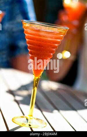 Giribaldi - 1 - 2 oz Campari - 2 oz jus d'orange - secouez avec de la glace dans un shaker à cocktails. - Pour sur glace pilée en verre à cocktail - Banque D'Images