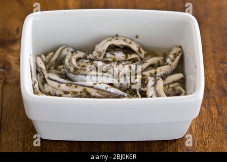 Filets d'anchois marinés au persil, à l'orange d'ail et à la marinade au citron - Banque D'Images