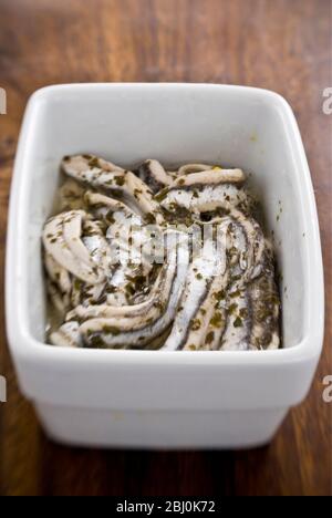 Filets d'anchois marinés au persil, à l'orange d'ail et à la marinade au citron - Banque D'Images