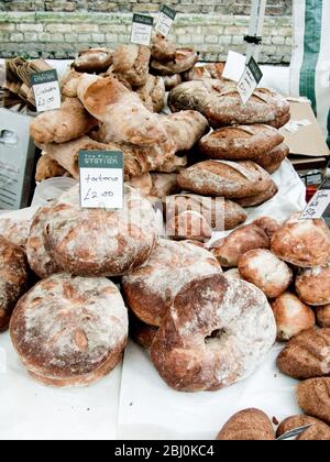 Un stand de pain au marché de Whitecross Street Londres, ce 1 - Banque D'Images