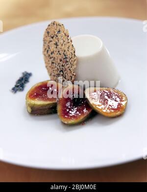 Pannacotta italienne avec biscuit à la lavande et tranches de figue glacés au miel - Banque D'Images