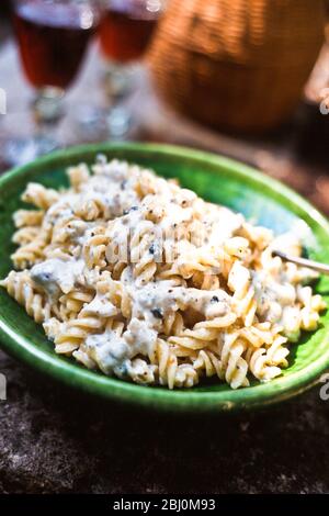 Plat de pâtes fusilli avec vinaigrette crémeuse au fromage bleu sur la table à l'extérieur - Banque D'Images