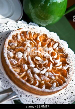 Tarte aux abricots français, à la pâtisserie Lenoir à Valbonne, au sud de la France - Banque D'Images