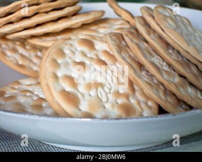 Plaque de biscuits à l'eau de Carrs à servir avec du fromage - Banque D'Images