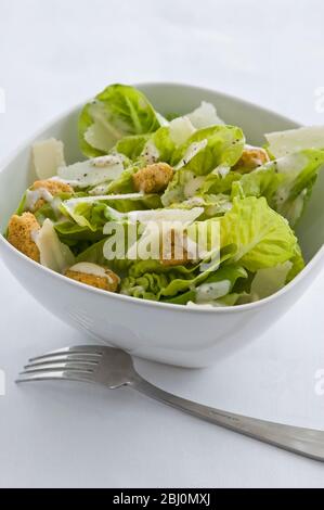 Salade césar classique dans un bol blanc - Banque D'Images