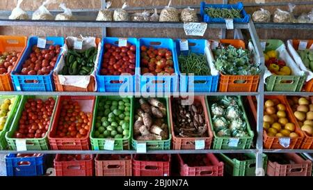 Fruits et légumes en vente dans le stalle de ferme situé en bordure de route, dans le sud de Chypre. - Banque D'Images