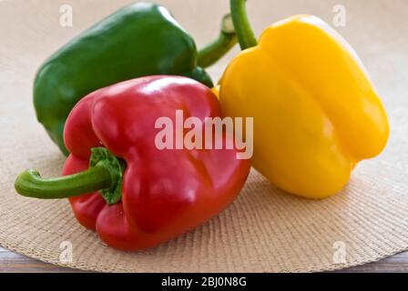 Trois poivrons doux brillants, rouge, vert et jaune - Banque D'Images